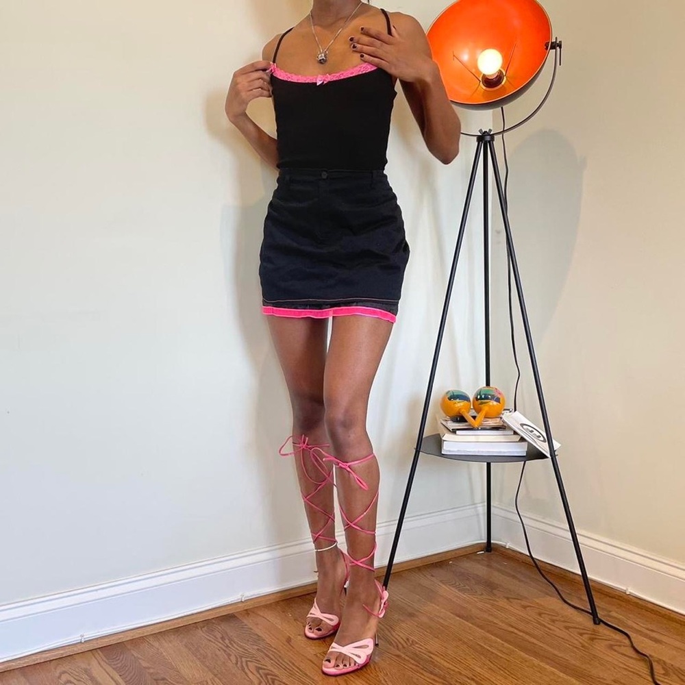 Black mini skirt by Oltre.